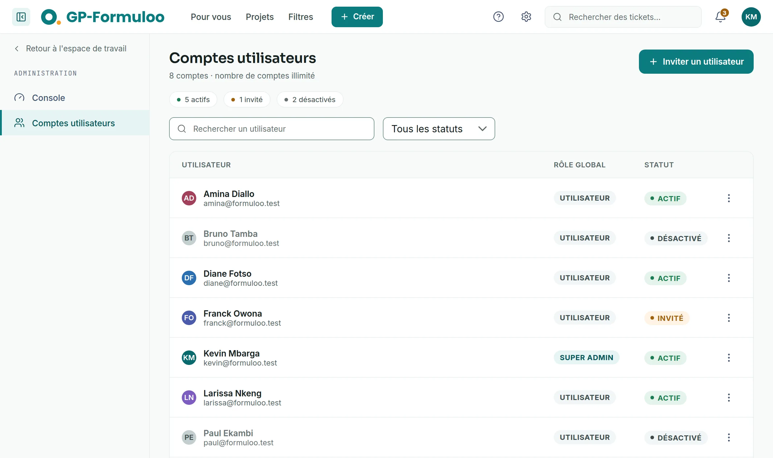 La liste Comptes utilisateurs, avec le bouton Inviter un utilisateur, les compteurs par statut, la recherche, le filtre Tous les statuts et chaque compte avec son rôle global et son statut.