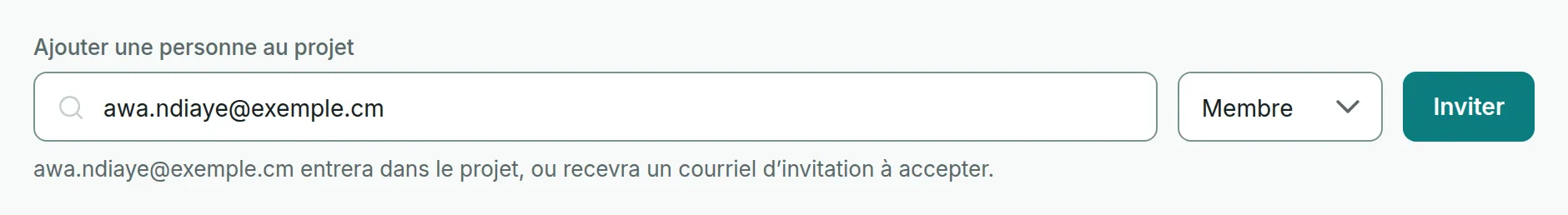 Le champ Ajouter une personne au projet avec l’adresse awa.ndiaye@exemple.cm, le rôle Membre et le bouton Inviter, au-dessus de la phrase qui annonce l’invitation.