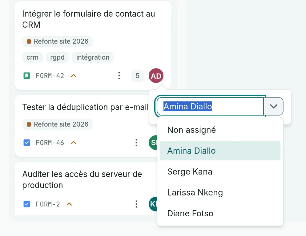 La liste ouverte depuis la pastille d’initiales d’une carte, avec Non assigné et les membres du projet.