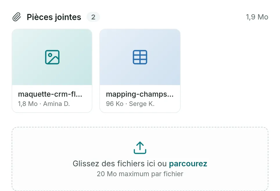 La section Pièces jointes d’un ticket : deux fichiers avec leur taille et leur auteur, puis la zone Glissez des fichiers ici ou parcourez, 20 Mo maximum par fichier.